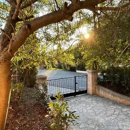 5-bedroom With Pool And Sunny Garden *