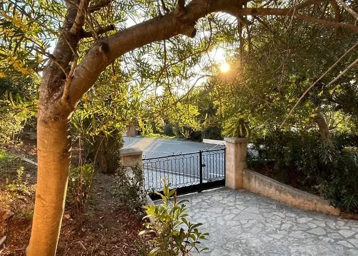 5-bedroom With Pool And Sunny Garden *